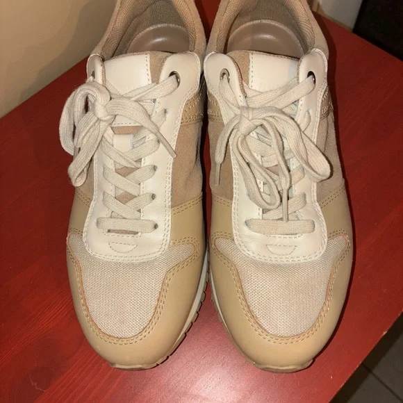 J McLaughlin Stylish Beige and Cream Women’s Sneakers Sz 8 Gently used - Picture 10 of 12